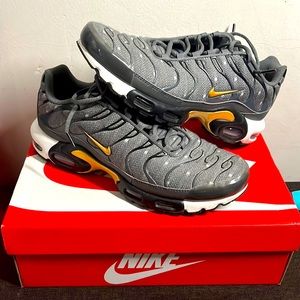 Nike Airmax Plus SE. Only worn twice, Size 10,